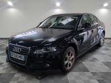 une image d'une voiture audi noire dans une salle d'exposition