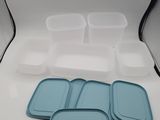 une table blanche sur laquelle est posé un plateau bleu rempli de nourriture
