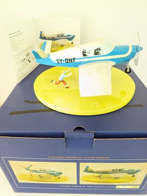 un avion jouet posé sur le dessus d'une boîte