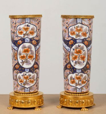 une paire de vases ornés de motifs floraux, posés sur une table