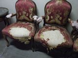 deux chaises peintes en rouge et or