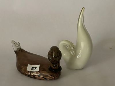 deux figurines représentant un canard et un caneton posées sur une table