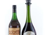 deux bouteilles de vin posées l'une à côté de l'autre sur une surface blanche