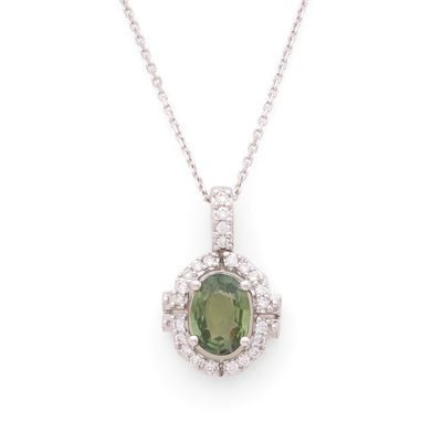 un pendentif en tourmaline verte et diamants, monté sur une chaîne