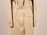 un trench-coat beige sur un mannequin, un mannequin, un mannequin, un mannequin, un mannequin, un mannequin, un mannequin, un mannequin, un mannequin, un mannequin, un mannequin, un mannequin, un mannequin, un mannequin, un mannequin, un mannequin, un mannequin, un mannequin, un mannequin, un mannequin, un mannequin, un mannequin, un mannequin, un mannequin, un mannequin, un mannequin, un mannequin, un mannequin, un mannequin, un mannequin, un mannequin, un mannequin, un