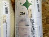 deux pelotes de fil blanc posées sur un parquet