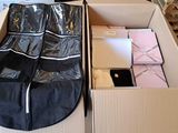 une grande boîte contenant de nombreux objets, posée sur une table