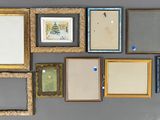 de nombreuses photos encadrées sur le mur de cette pièce
