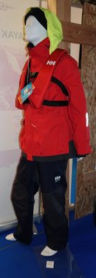 un mannequin vêtu d'une veste rouge et d'un pantalon noir