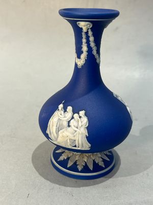 un vase bleu sur lequel est représenté un couple