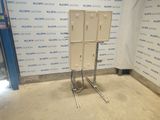 une photo d'une armoire métallique dans une pièce dont l'un des murs est recouvert de panneaux bleus et blancs