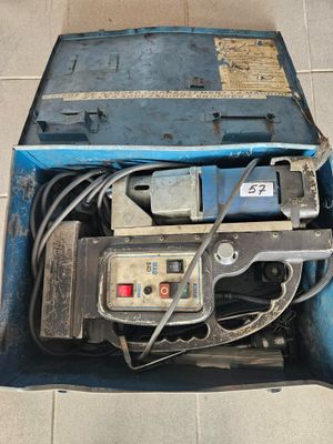 une boîte bleue contenant tout un tas de matériel électrique