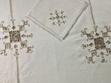 une nappe blanche ornée d'un motif en forme de croix