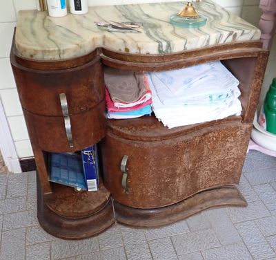 une salle de bains avec un lavabo en marbre et un meuble en bois