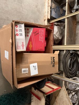 une pile de boîtes empilées les unes sur les autres