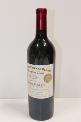 une bouteille de vin posée sur une table