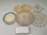de nombreux napperons et serviettes sur une table blanche
