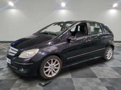 une photo d'une mercedes noire de classe b garée dans un garage