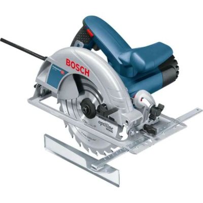 Scie circulaire Bosch avec une poignée bleue sur fond blanc