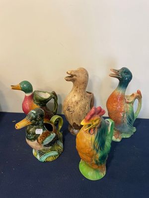 beaucoup d'oiseaux posés sur une table