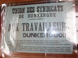 une affiche accrochée au mur d'un immeuble