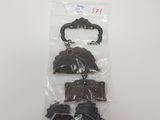 un gros plan sur un sac contenant des objets métalliques posé sur une table
