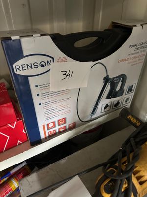 une boîte posée sur une étagère dans une pièce