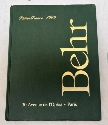 un gros plan d'un livre vert orné d'une inscription dorée