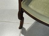 une chaise posée sur le sol de la pièce