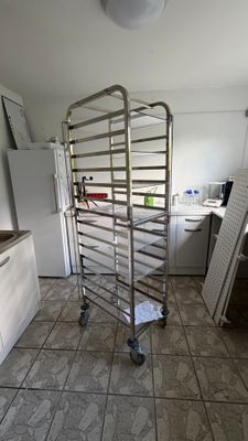 une photo d'une cuisine avec un chariot au milieu de la pièce