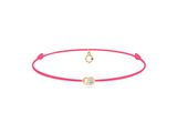 un bracelet en fil rouge orné d'une breloque en forme de cœur doré