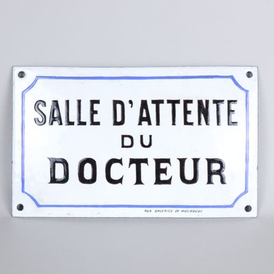 white sign with black writing on it saying sale d ' attente du docteur