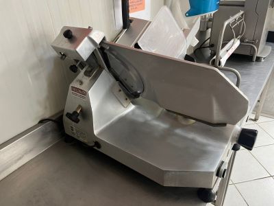 a machine that is sitting on a counter in a kitchen