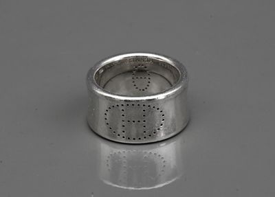 un gros plan d'une bague en argent percée de trous