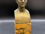 un gros plan sur la statue d'un homme posée sur une table