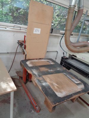 une machine posée sur une table dans une pièce