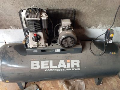 un compresseur d'air posé par terre dans la pièce