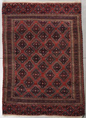 un tapis rouge et noir posé sur un sol blanc