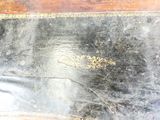 un vieux livre écrit posé sur une table