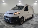 la camionnette blanche est garée dans une grande pièce au sol en damier