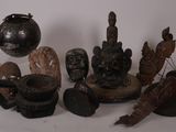 un grand nombre d'objets posés sur une table