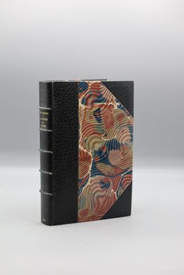 un livre noir sur lequel figure le portrait d'une femme