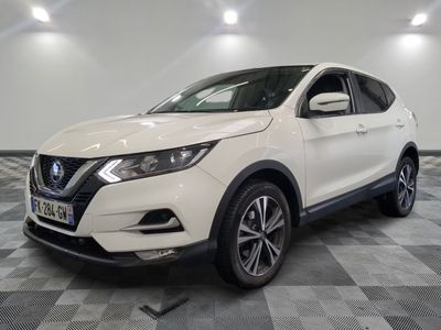Le SUV Nissan QX Sport blanc est garé dans un garage.