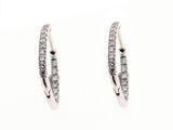 une paire de boucles d'oreilles créoles en diamant sur fond blanc