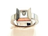 bague en argent massif ornée d'une pierre carrée au centre et d'une autre pierre carrée au milieu