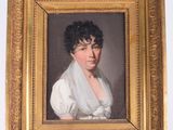 portrait d'une femme vêtue d'une robe blanche, un châle blanc autour du cou