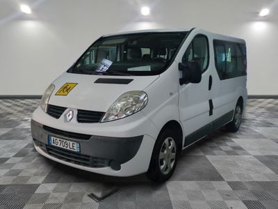une camionnette blanche garée dans une pièce