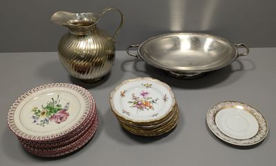 beaucoup d'assiettes et un pichet sur la table