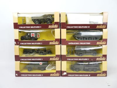trois boîtes contenant un assortiment de véhicules militaires, posées sur une surface blanche