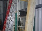 de nombreuses échelles appuyées contre le mur